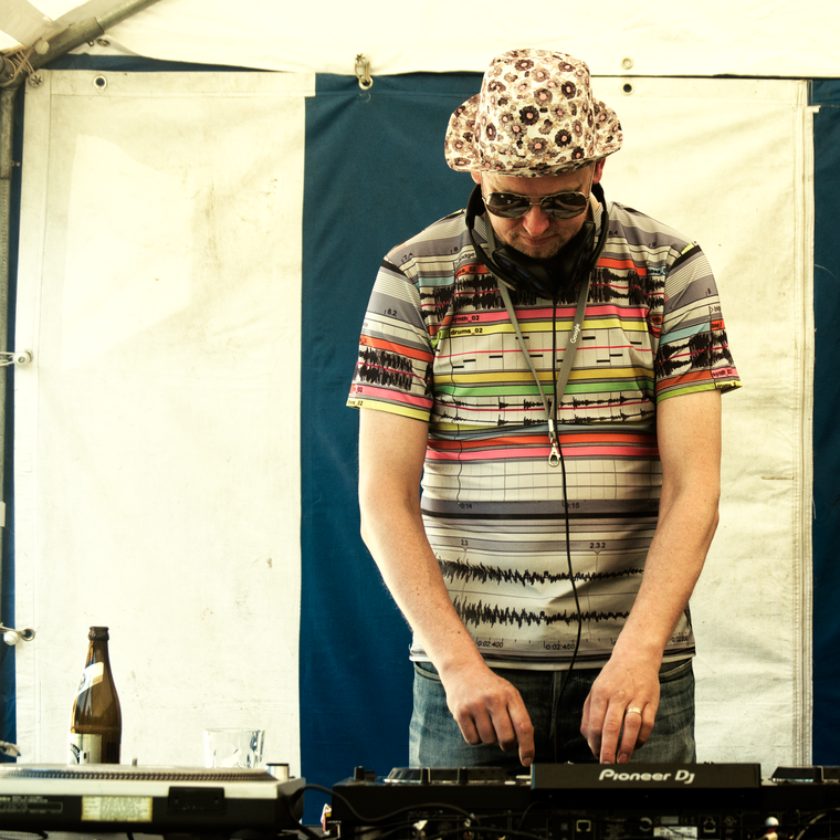 DaTucker spinning a chiptune DJ set at a demoparty